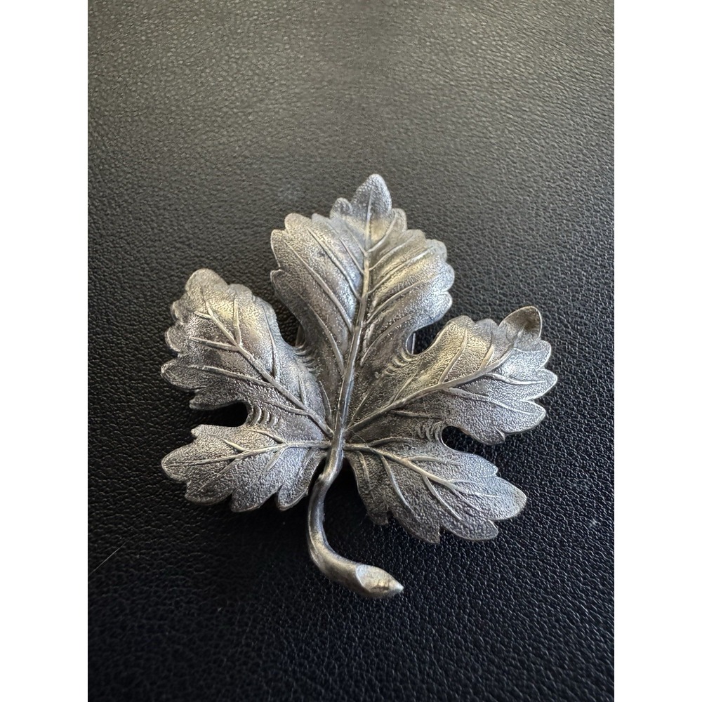 Vintage‎ Silver Tone Maple Leaf Scarf Clip